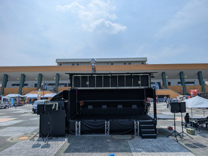三重県鈴鹿・野外イベントの舞台＆音響工事レポート！ウイング車やトレーラーハウスを活用した設営の裏側